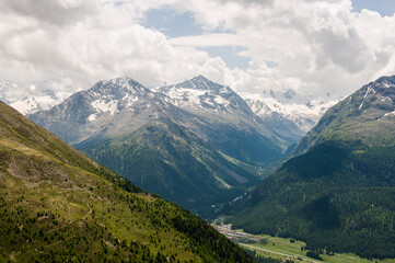 Fototapeta premium Pontresina, Muottas Muragl, Val Bernina, Piz Bernina, Val Roseg, Alpen, Oberengadin, Engadin, Rosatschgruppe, Piz Bernina, Piz Roseg, Wanderweg, Graubünden, Sommer, Schweiz