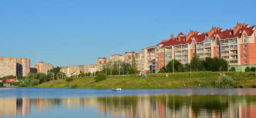 Obraz premium Small town by the lake with people relaxing