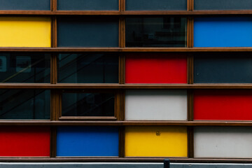 Façade d'un immeuble avec des rectangles colorés - Design graphique