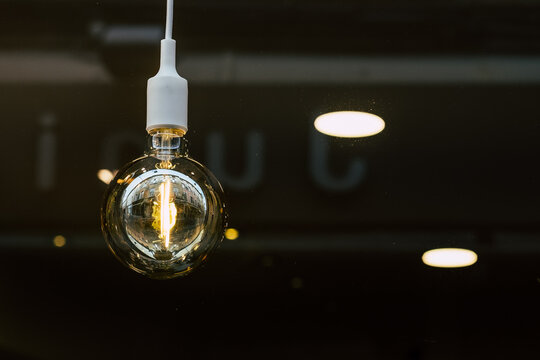 Lampe au design industriel avec une ampoule à filaments
