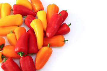 白背景のカラーピーマン