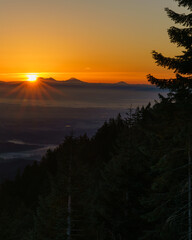 Obraz premium Sunrise over the Three Sisters and Willamette Valley, Oregon, as seen from Marys Peak National Recreation Area.