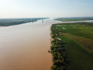 Día de playa en la isla frente al rio Parana en Rosario, Argentina