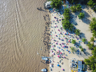 D&iacute;a de playa en la isla frente al rio Parana en Rosario, Argentina
