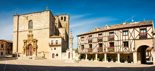 Fototapeta na wymiar Plaza Mayor e iglesia de Santa Ana, en Peñaranda de Duero, Burgos.