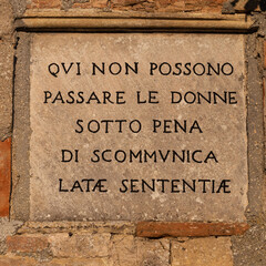 Antico monito della Chiesa per le donne sotto pena di scomunica