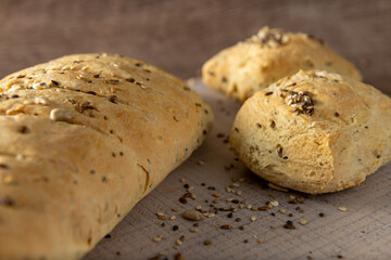 Pan casero con semillas sobre fondo de madera