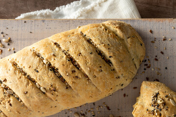 Pan casero con semillas sobre fondo de madera, visto desde arriba