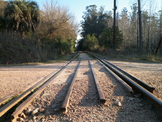 paso nivel vía en el camino hacia el campo 