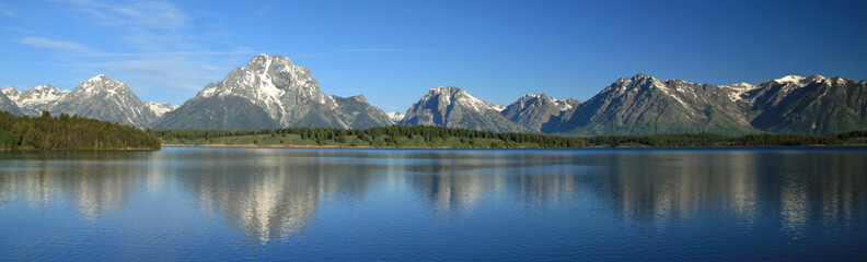 Naklejka na ściany i meble Mountain reflection on lake 