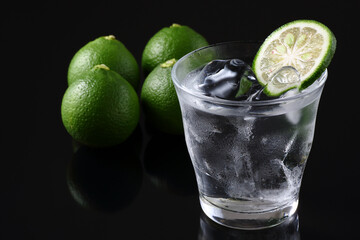 黒背景にかぼす焼酎