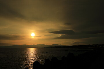 夕暮れの富士山　〜　大磯海岸より