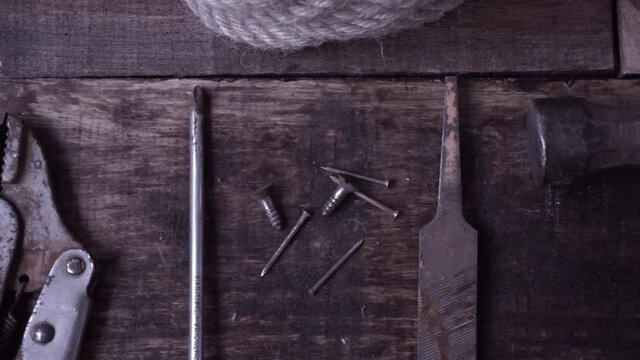 Herramientas viejas y oxidadas sobre mesa de trabajo
