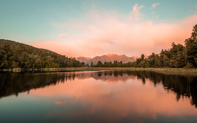 Obraz premium Lake Matheson Cloudy Sunset