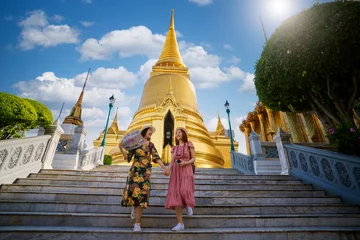 Crédence de cuisine en verre imprimé Bangkok Two asian girlfriends traveling