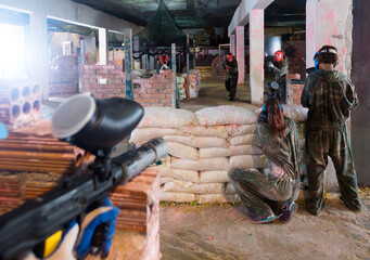 positive spanish players are targeting in opponents from cover in battlefield..