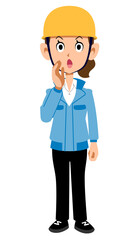 呼びかけるヘルメットを被った青い作業着の女性
