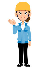 案内するヘルメットを被った青い作業着の女性
