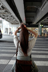 髪をいじる女性