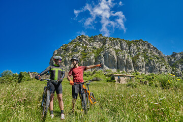 Obraz premium two men on mountain bikes deciding where they are going