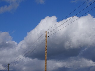 Stromleitung vor dramatischen Wolken