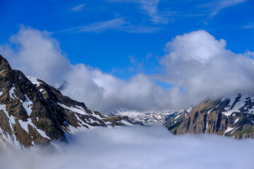 Nuvole e nebbia sul Passo del Corno Gries, Alpi Lepontine, tra Svizzera e Italia
