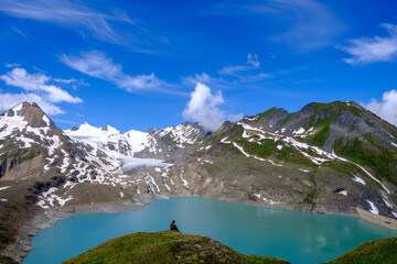 Fototapeta na wymiar Guardando il Lago Gries e il panorama sulle Alpi Lepontine, confine tra Svizzera e Italia
