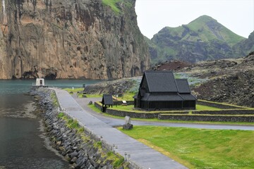 Die Stabkirche am Hafen von Heymai, Westmännerinsel in Island - Die Holzkirche war ein Geschenk...