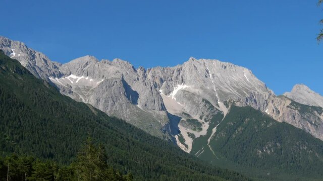 Die Alpen, Mieminger Kette S&uuml;dseite mit Griessspitze, Schossk&ouml;pfe, Hochplattig, Hochwand, Karkopf und Hohe Munde bei blauem, wolkenlosem Himmel