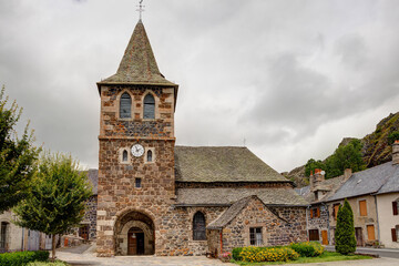 Eglise Saint-Blaise du village d'Apchon dans le département du Cantal en Auvergne - France