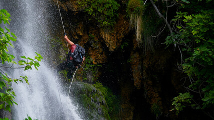 Descenso por cascadas de agua con cuerdas. Barranquismo