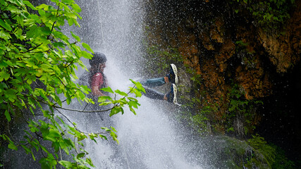 Descenso por cascadas de agua con cuerdas. Barranquismo © corvamar