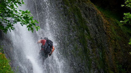Descenso por cascadas de agua con cuerdas. Barranquismo