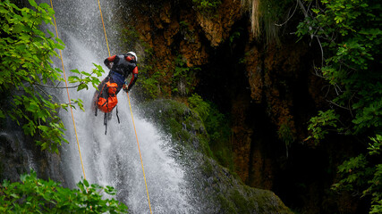 Descenso por cascadas de agua con cuerdas. Barranquismo