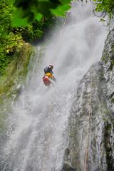 Descenso por cascadas de agua con cuerdas. Barranquismo