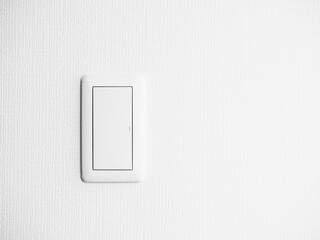 白い壁にある照明のスイッチ
