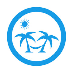 Fototapeta na wymiar Concepto destino de vacaciones de verano. Icono plano hamaca colgada entre palmeras en playa en círculo color azul