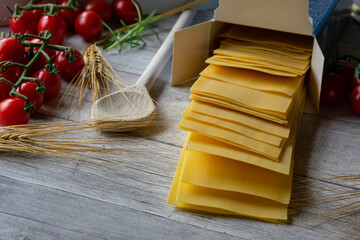 Lasagne Nudeln im Karton in der Verpackung - roh und ungekocht und getrocknet - Nahaufnahme