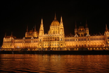 Fototapeta na wymiar ブダペストの国会議事堂のライトアップ