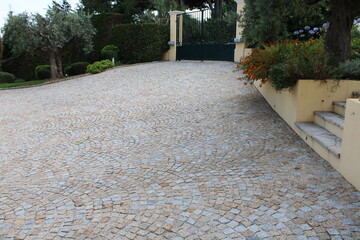 Cour pavés dans le jardin