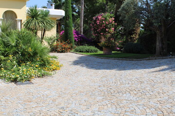 Cour pavés dans le jardin