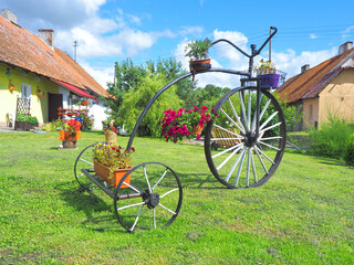 Bicykl i chata. © Janusz