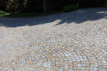 Cour pavés dans le jardin