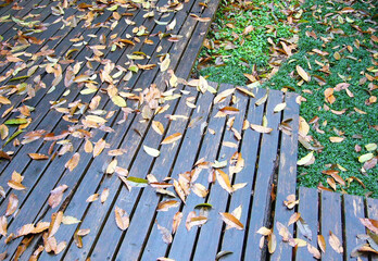 庭のデッキ落ち葉