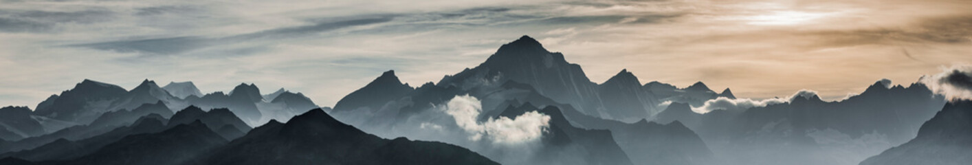 Fototapeta na wymiar Schweizer Alpenpanorama