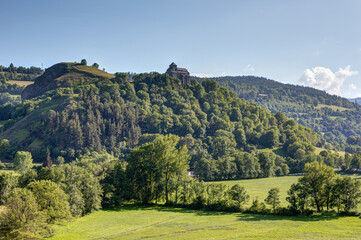 Vue sur l'église Saint-Pierre de Bredons - Albepierre-Bredons près de Murat dans le Cantal