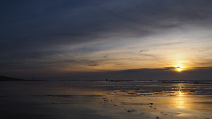 Obraz premium Coucher de soleil dans un ciel peu rassurant, ambiance froide et chaotique