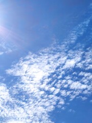 Fotografías del cielo azul con nubes. 
