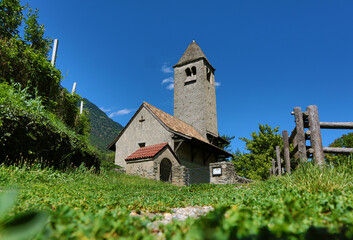Fototapeta na wymiar Naturns, Prokuluskircherl, Südtirol, Vinschgau, Kirche, St.Prokulus