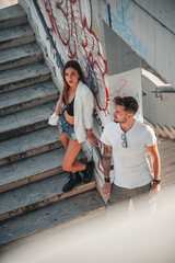 Giovani modelli affascinanti e attraenti posano con stile durante un servizio fotografico di moda...